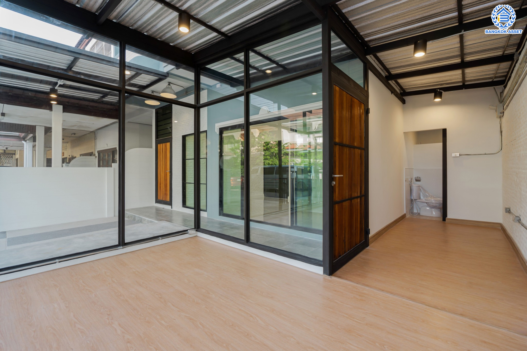 บ้านมือสองตกแต่งใหม่ ม.ซื่อตรง รัตนาธิเบศร์ หลังมุม หน้าโครงการติดรถไฟฟ้า "สถานีไทรม้า"!! เนื้อที่ 34 ตร.ว. ฟังก์ชัน 3 ห้องนอน 3 ห้องน้ำ 1 ห้องอเนกประสงค์ 1 ที่จอดรถ เชื่อมต่อได้หลายเส้นทาง ใกล้ เซ็นทรัลรัตนาธิเบศร์ และทางด่วน "งามวงศ์วาน"